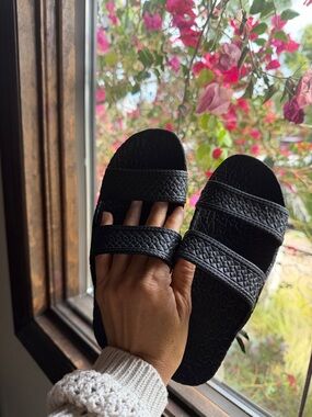 J Slides Black Textured Triple-Strap Girls' Sandals